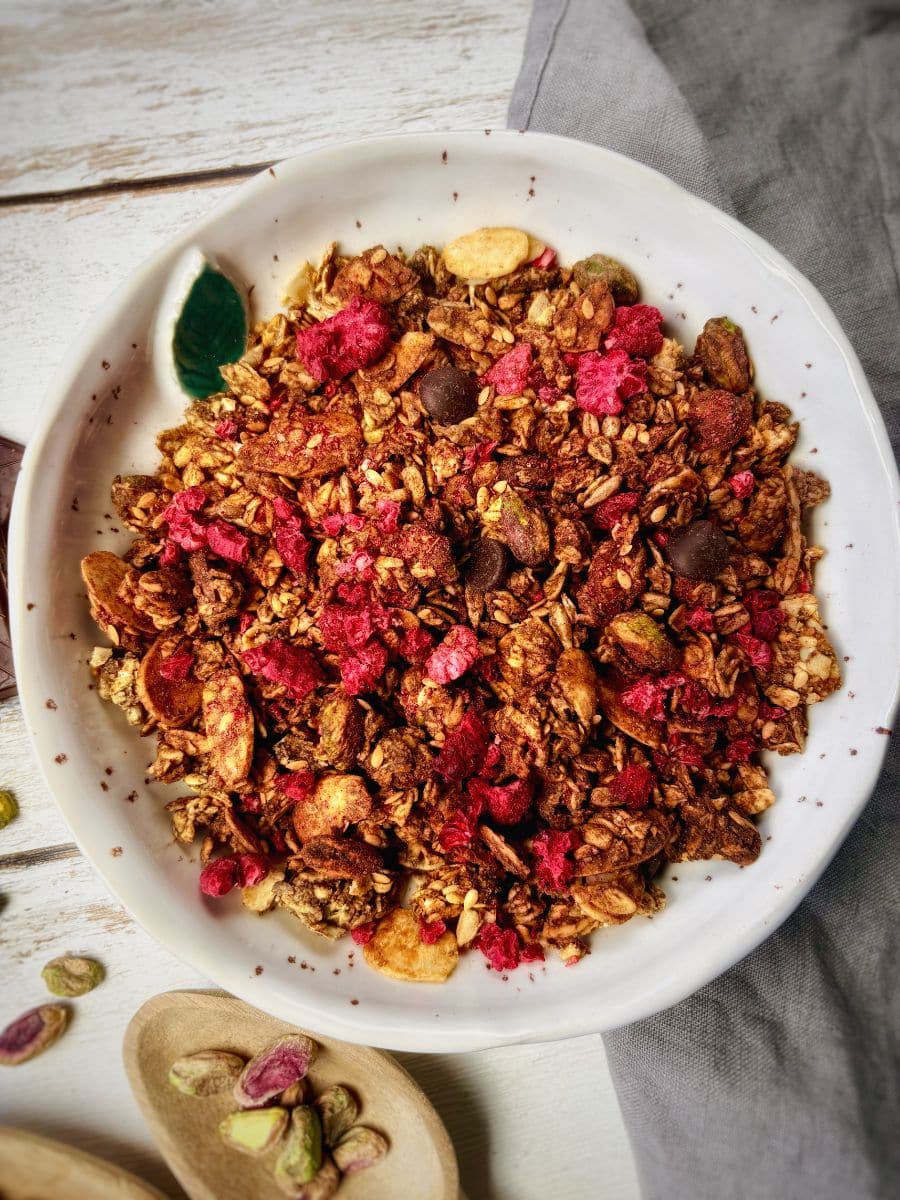 granola owsiana z pistacjami i malinami