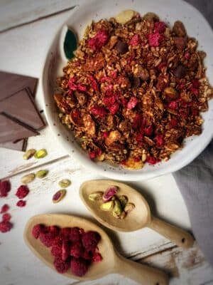 granola owsiana z pistacjami i malinami